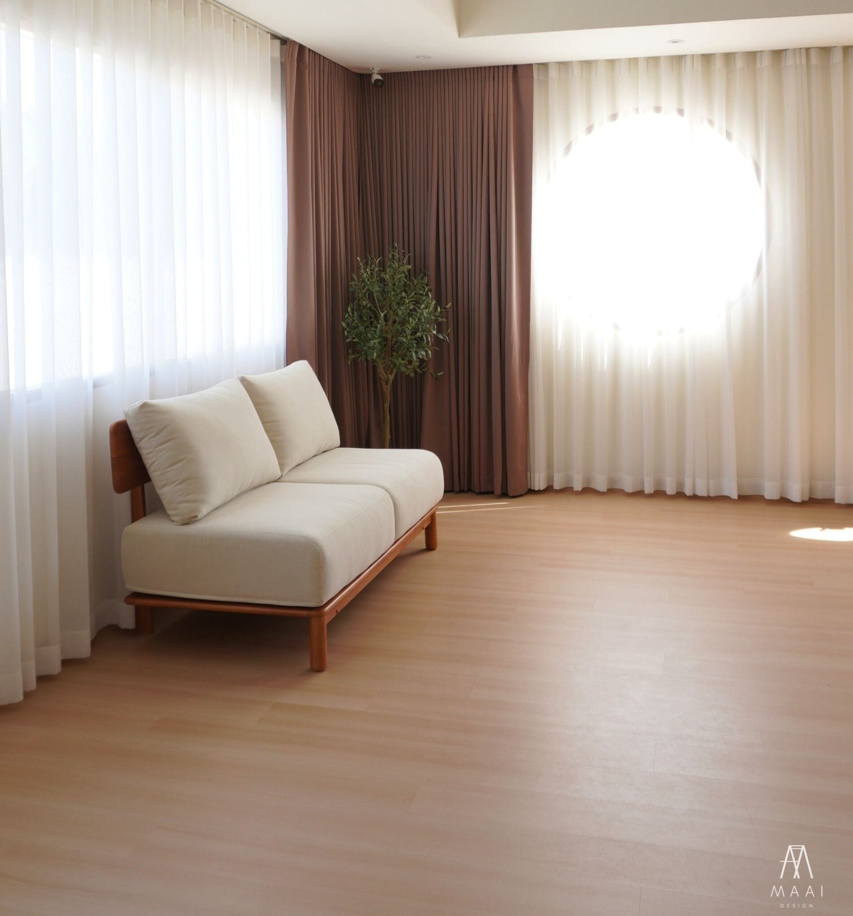 โซฟา 2 ที่นั่งไม้ยางพารา MAAI DESIGN รุ่น KANAKO SOFA เบาะผ้าสีครีม_3